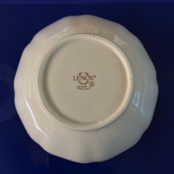 Lenox “Rose Manor” Heart Bowl with Gold Accented Top - Picture 3 of 3